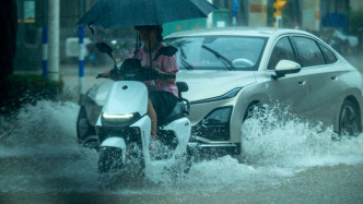 未来三天南方沿海雨势强劲，中东部闷热天气仍将持续