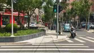 路口绿化带挤占人行道,如何还路于民?