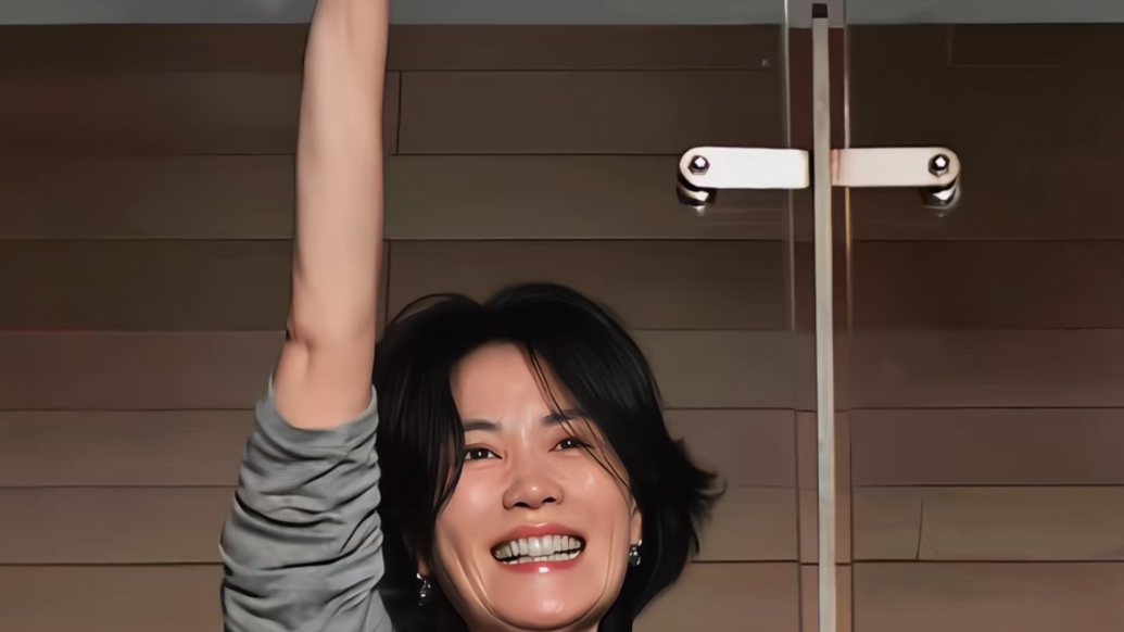 王菲现身那英演唱会,闺密两人隔空对唱并有爱互动