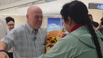 US Teacher Reunites With Chinese Desert Greening Hero After 26 Years