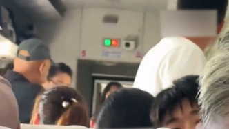 女生拒绝跟孩子换座遭家长指责“书都白读了”，目击者发声