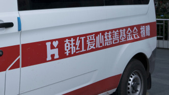 均奕汽车称韩红基金会采购的救护车比市场价低5万元，未透露是否另签售后协议