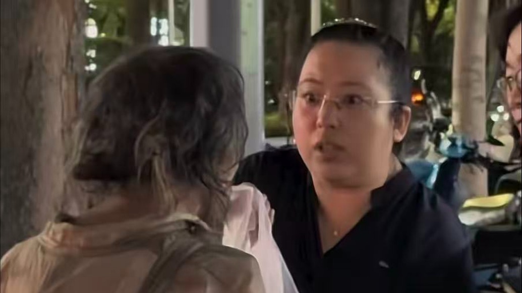 “我饿了，但咬不动东西”，两女士街头帮助独臂流浪老人，给他买饭又塞钱