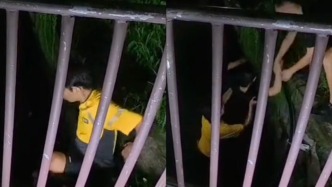 “我是旱鸭子，但我是爷们！” 外卖小哥紧抓水管营救落水女孩