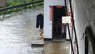 监控拍下四川长宁4.7级地震瞬间，当地居民：家中孩子被吓哭，墙体上的瓷砖有开裂现象