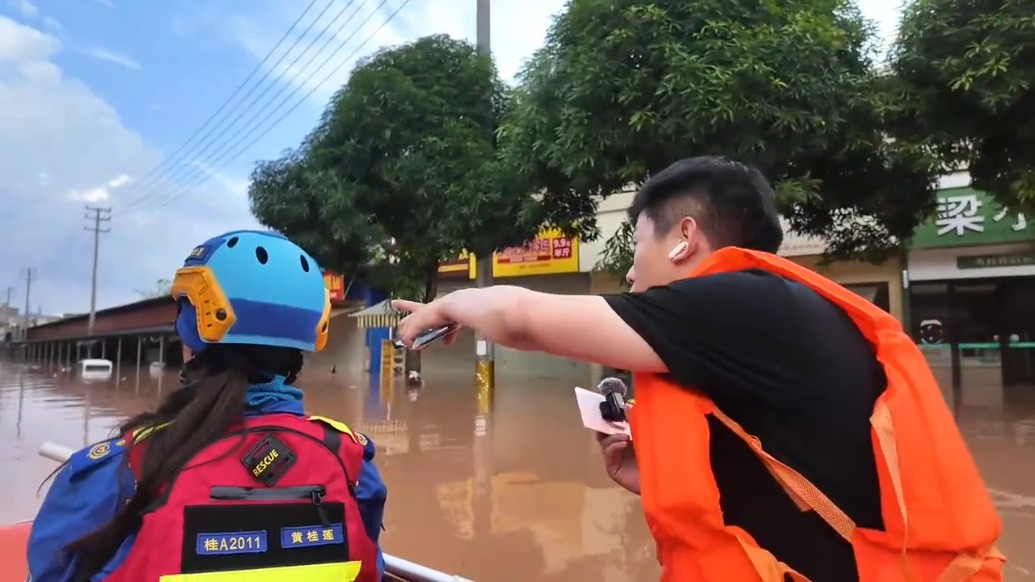 台风“紫檀”侵袭广西宁明:洪水直逼小区单元门门框,记者跟随救援人员匍匐入室营救