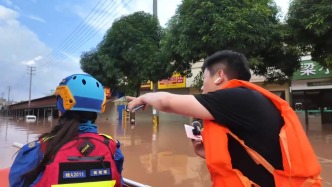 台风“紫檀”侵袭广西宁明：洪水直逼小区单元门门框，记者跟随救援人员匍匐入室营救