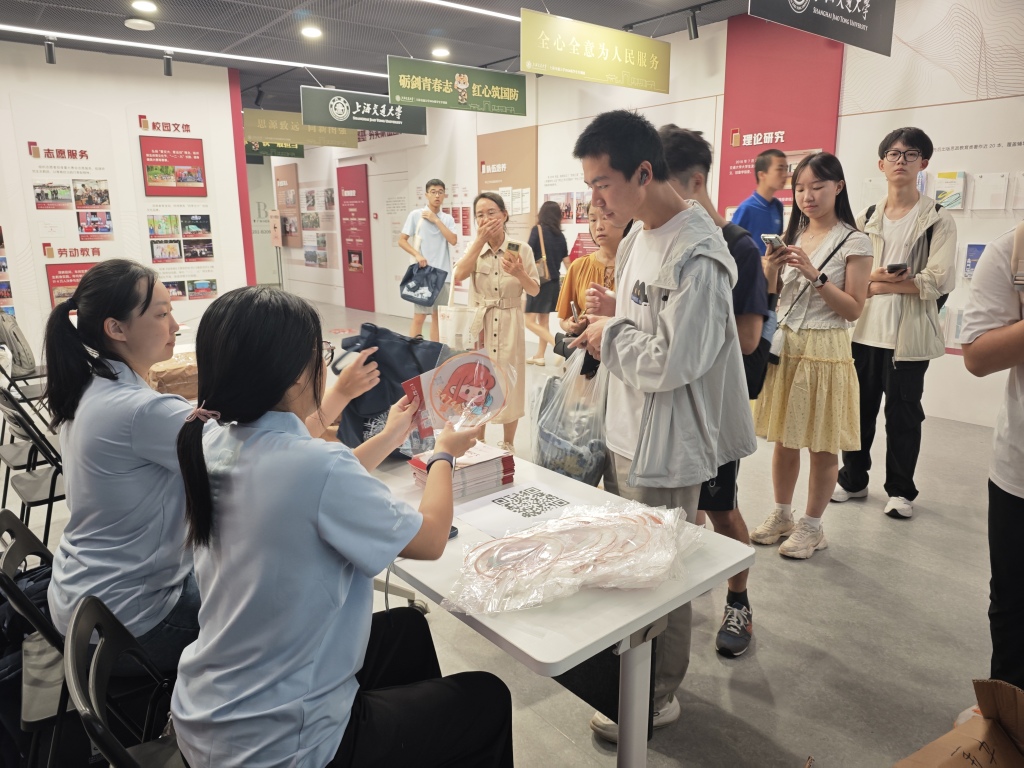 上海交大这对新生“神同步”:高中同桌、高考同分、大学同寝室
