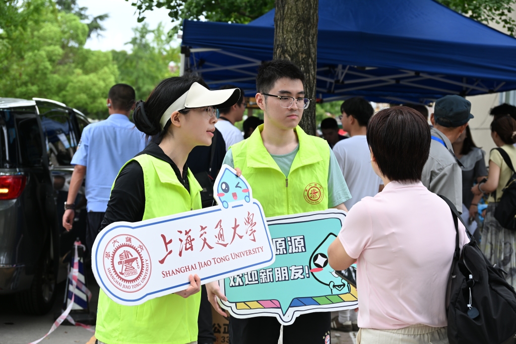 上海交大这对新生“神同步”:高中同桌、高考同分、大学同寝室