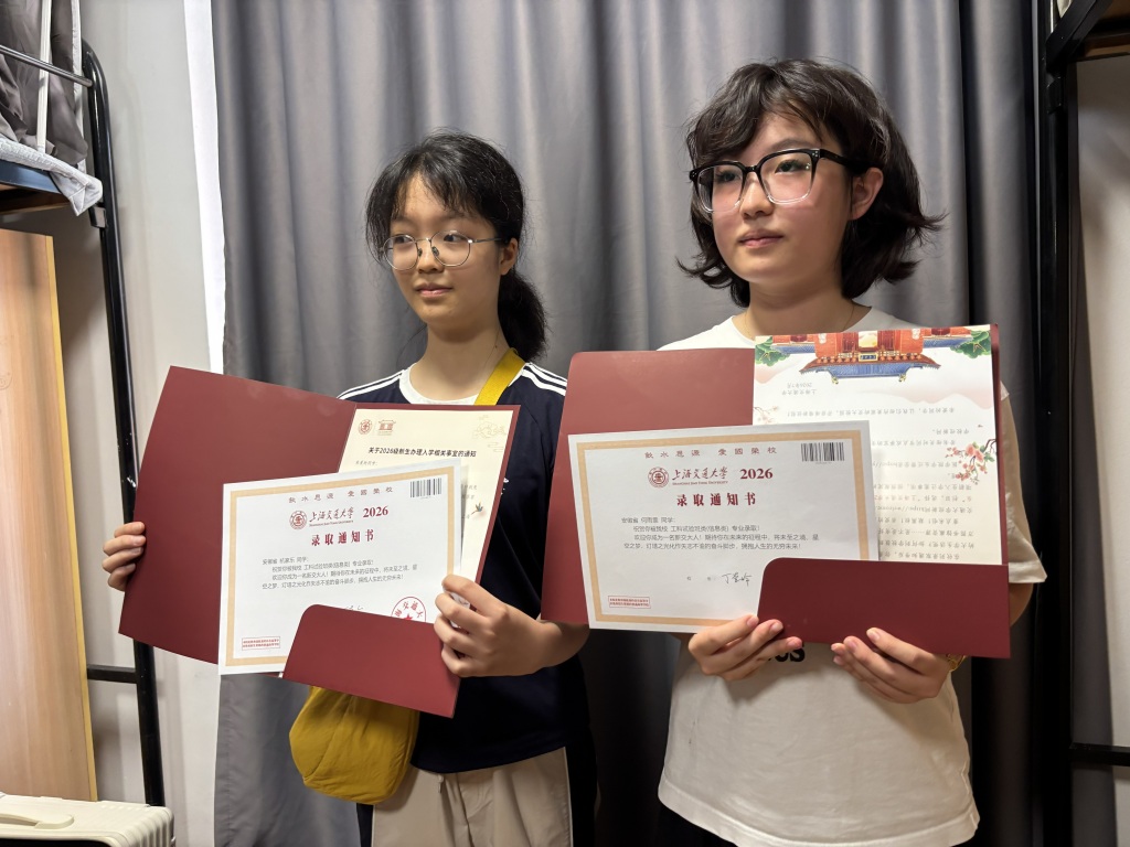 上海交大这对新生“神同步”:高中同桌、高考同分、大学同寝室