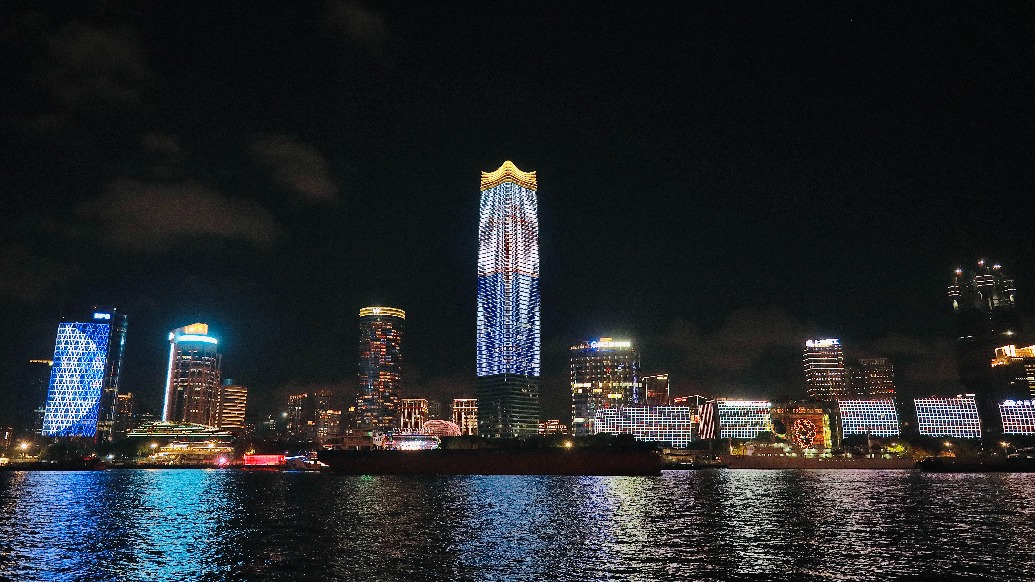 白玉兰广场、上海中心,上海两座城市地标为鲁奖盛典亮灯