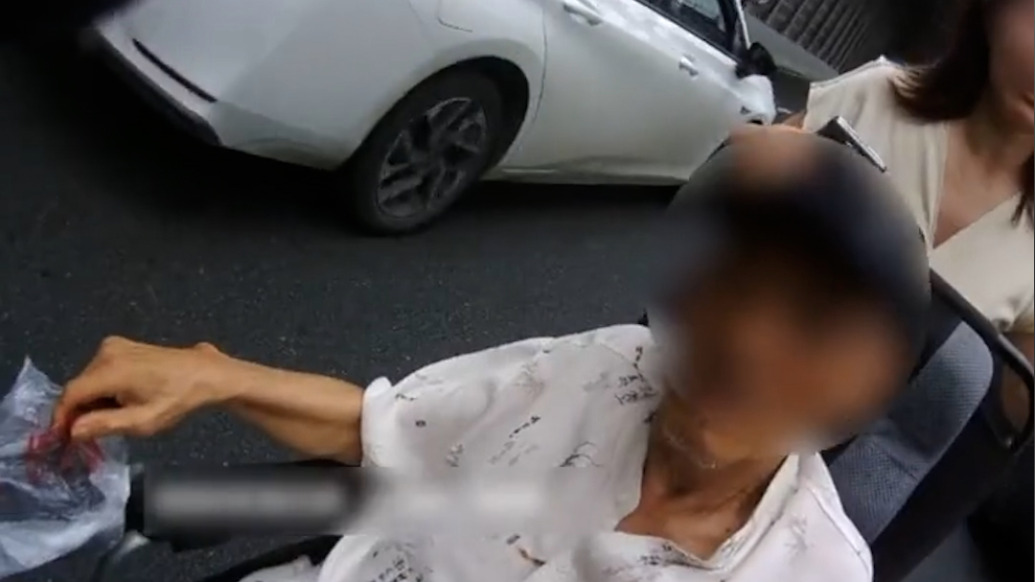 官方辟谣“武汉轮椅老人上高架蓄意碰瓷”:老人因患病意识模糊误入鹦鹉洲长江大桥