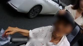 官方辟谣“武汉轮椅老人上高架蓄意碰瓷”：老人因患病意识模糊误入鹦鹉洲长江大桥