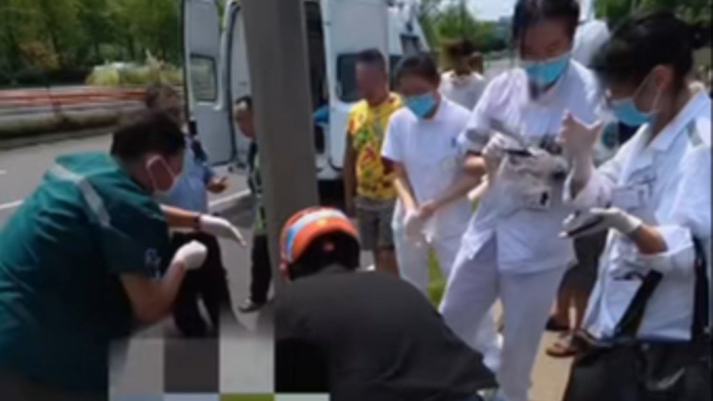 “人多起来底气更足了”,母女摩旅途中遇伤者停车救助,一众路人闻声接力加入