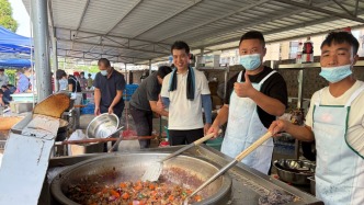 直播丨探访广西宁明洪水中的“爱心厨房”：确保灾民有饭吃