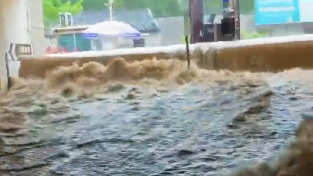 福建龙岩一小区地库遭雨水倒灌水深约1.5米,消防连夜排涝,业主:物业提前通知挪车并开放地面空间