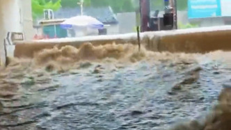 福建龙岩一小区地库遭雨水倒灌水深约1.5米，消防连夜排涝，业主：物业提前通知挪车并开放地面空间