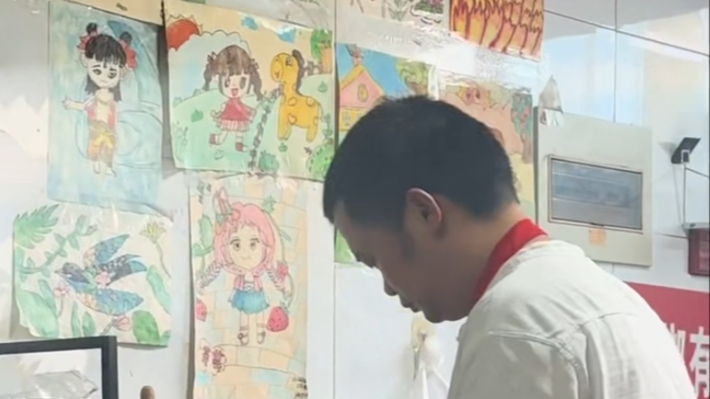 不挂奖状挂童画,杭州烧饼店这面墙,是店主父亲陪女儿的另一种方式