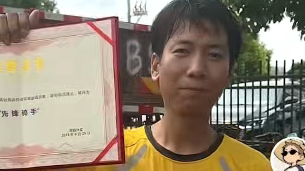 “外卖小哥救落水女孩”视频被质疑摆拍：街道办称救人属实、正为其争取见义勇为称号，平台给予现金奖励