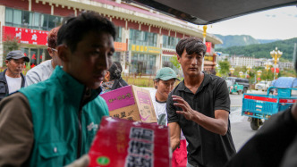 志愿者：各方救援力量集结吉隆镇，尝试向受灾严重的口岸方向推进