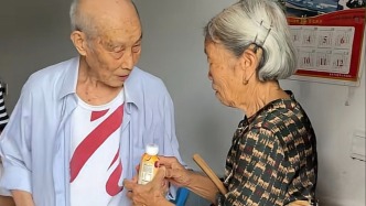106岁老人误以为84岁女儿骨折，拿上酸奶后拄拐步行2公里赶去看望