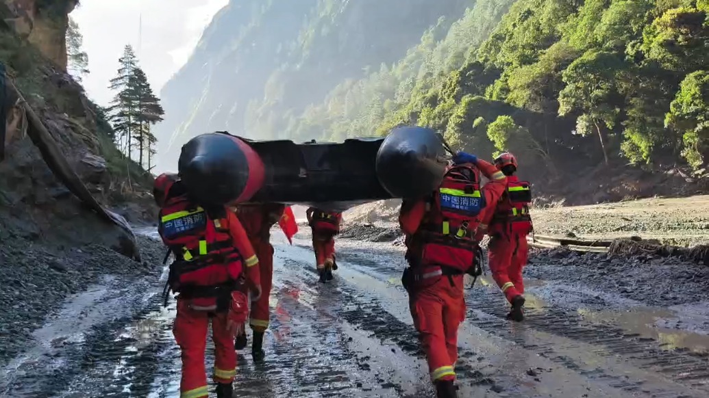 水陆并进穿越险阻！距吉隆口岸不足3公里，救援队正全力挺进