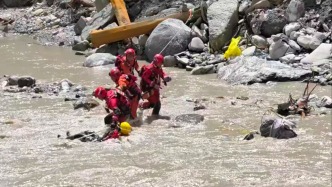 直播丨航拍直击西藏吉隆口岸泥石流灾区：“水陆空”并进，救援队抵近受灾核心区