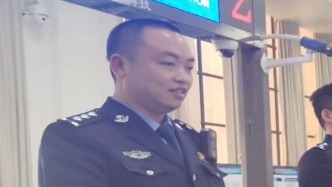 这位民警叫黄棚，吉隆口岸泥石流来临的最后瞬间，他仍在指挥人群撤退