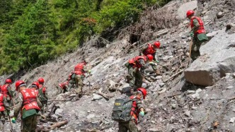 解放军和武警部队官兵持续奋战在西藏吉隆救援一线