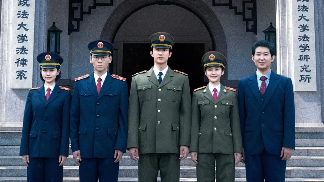 专访｜罗翔为它落泪，网友大呼“敢拍”，两位导演是怎么拍《重器》的？