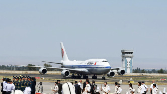 习近平抵达比什凯克，吉总统赴机场迎接