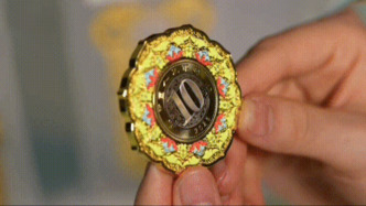 央视曝光纪念币骗局：99元“稀缺珍品”，实为10元纪念币加个壳