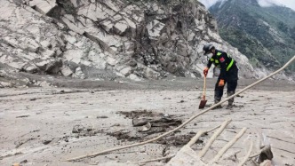 移民管理抢险救援突击队在吉隆口岸联检大楼附近开展地毯式搜救