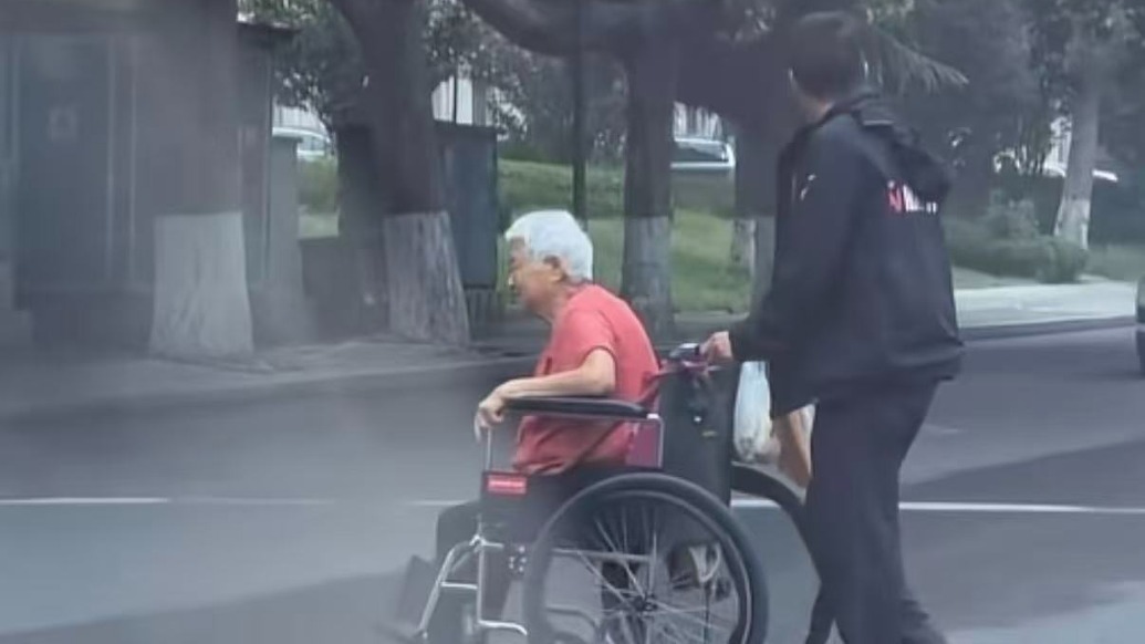 “陌生人的善意最能温暖人心”,轮椅老人过马路遇困,路过的陌生大哥主动下车帮忙