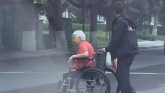 “陌生人的善意最能温暖人心”，轮椅老人过马路遇困，路过的陌生大哥主动下车帮忙