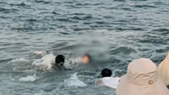 海浪瞬间吞没女孩，下一幕两个身影飞身跃下救人，岸边的他们也纷纷伸出援手