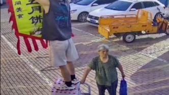  恐高老板踩箱挂旗险摔倒，七旬老人一把扶住，他辗转几番找到恩人