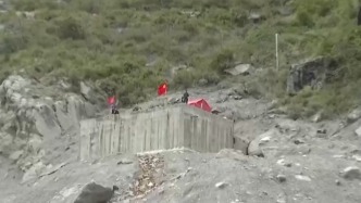 大弧度弯道成为道路抢通难点，西藏吉隆增设首条绳梯避险通道
