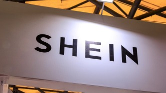 希音港交所上市首日平开，盘中一度跌超9%，创始人许仰天身家超560亿港元