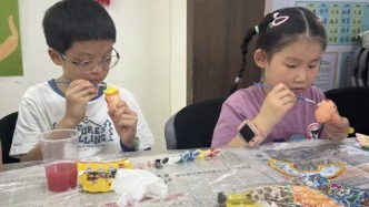 文明实践在上海徐汇：木偶、漆扇、螺钿、宋锦……一老一小沉浸式感受千年传统文化