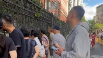 熟悉的场景再现：开学第一天，家长们隔栏相望久久不肯离去