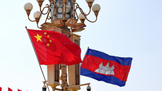 柬埔寨国王西哈莫尼和太后莫尼列来华