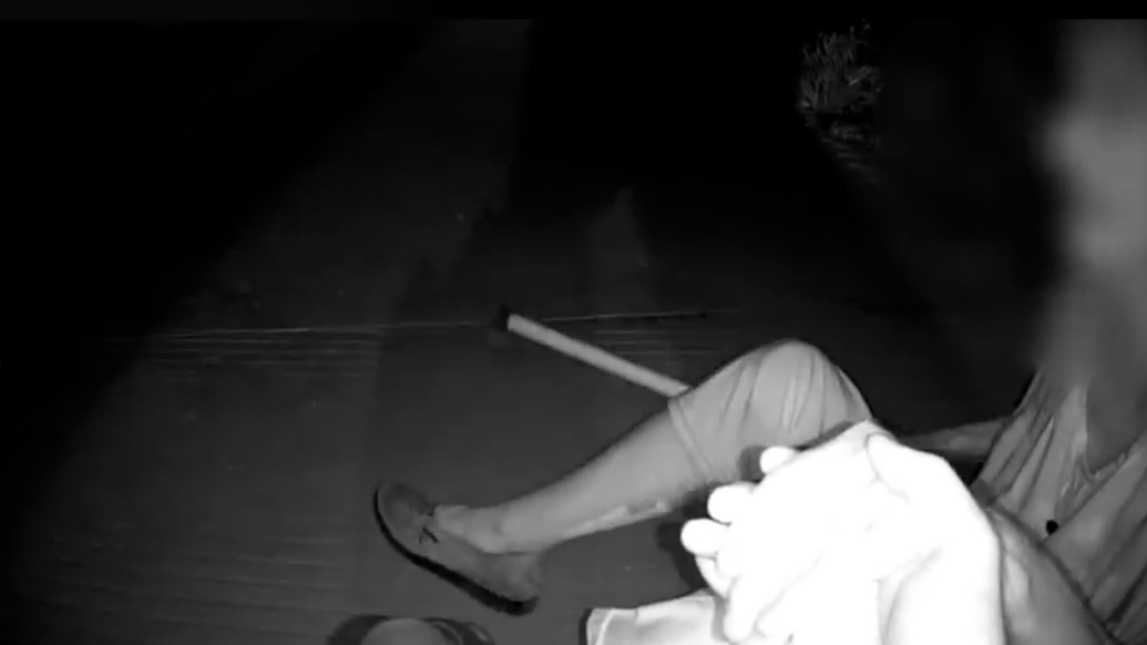 93岁老人独自外出迷路躺卧路边,民警细心安抚寻找家人