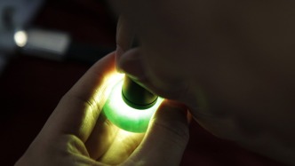 制作226万张假冒玉石证书售给2800人，一被告被判三年