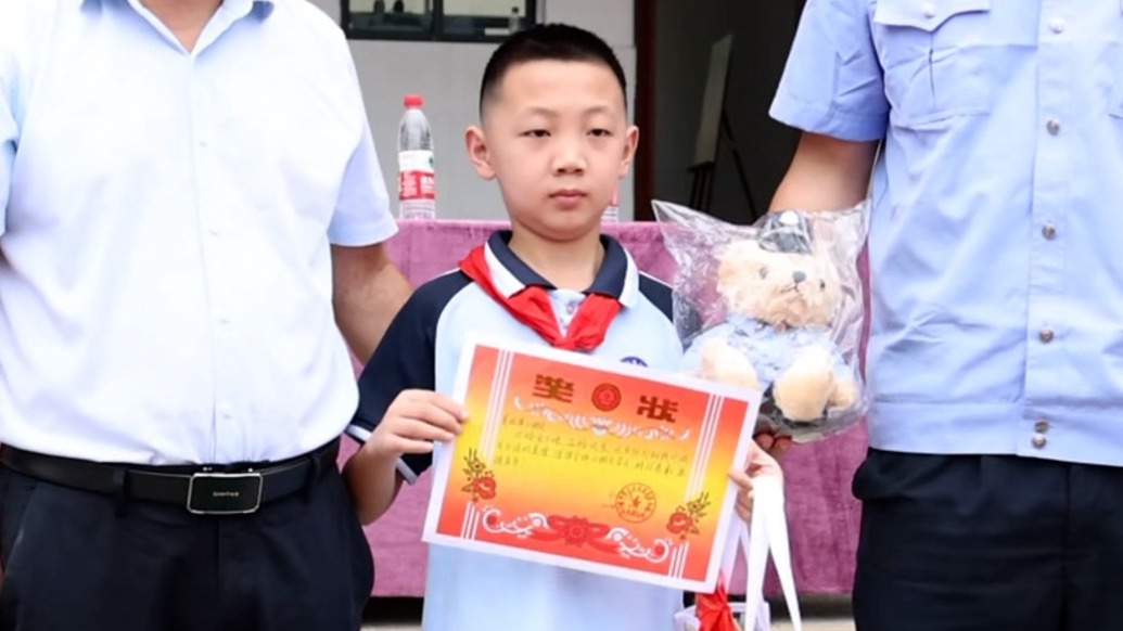 小同学，好样的！暑期捡到摄像机主动上交，开学典礼上民警公开表扬