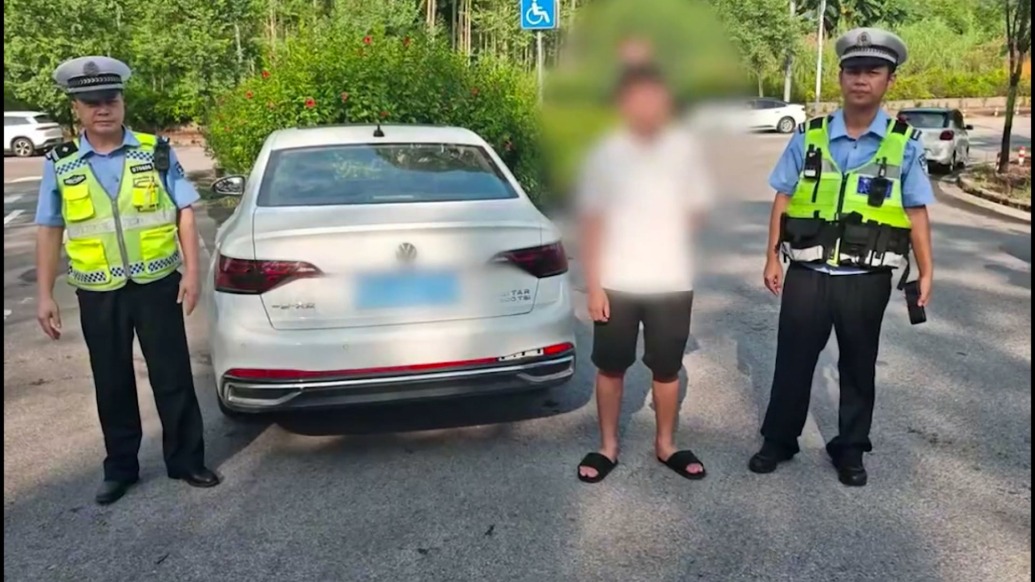 行驶异常被拦截,19岁驾驶人猛踩油门冲卡辩称“没有证不敢停车”