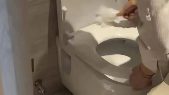 媒体：千元房费酒店被曝用马桶刷清洁坐垫，如此高价买不来卫生安全感？