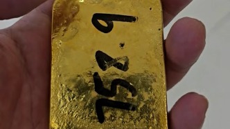 失主骑平衡车遗落750余克金块，路人拾获后主动交给附近保安