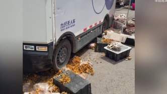 云南怒江一无人快递车失控撞翻菜摊碾坏大量菌子，交警：事故正在处理中