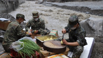 视频丨解放军在吉隆口岸救援现场架起炉灶，保障一线救援人员饮食